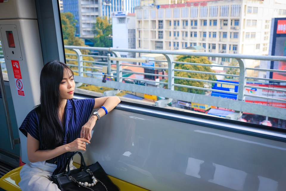 Trải nghiệm ngắm thành phố thân yêu từ trên tàu cũng là hành trình tuyệt vời sau những giờ làm việc căng thẳng. (Ảnh: Hoài Nam/Vietnam+)