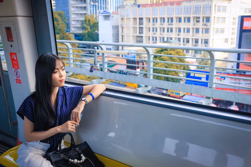 Trải nghiệm ngắm thành phố thân yêu từ trên tàu cũng là hành trình tuyệt vời sau những giờ làm việc căng thẳng. (Ảnh: Hoài Nam/Vietnam+)