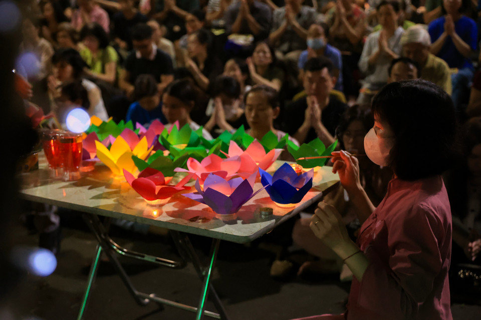 Sau khóa lễ, người dân sẽ thả đèn hoa đăng. Theo dân gian, hoa đăng là đèn hoa được thiết kế khá tỉ mỉ, soi sáng bởi một ngọn nến; là biểu tượng của ánh sáng thiện lương, cầu cho một năm mưa thuận gió hòa. (Ảnh: Hoài Nam/Vietnam+)