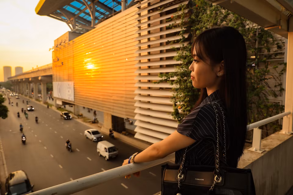 Hơn cả một chuyến đi, tuyến đường sắt trên cao Nhổn- ga Hà Nội còn có những không gian nhẹ nhàng, yên bình, những ấn tượng về sự tiện lợi, nhanh, sạch sẽ đọng lại nơi khách hàng sau 1 tuần vận hành. (Ảnh: Hoài Nam/Vietnam+)