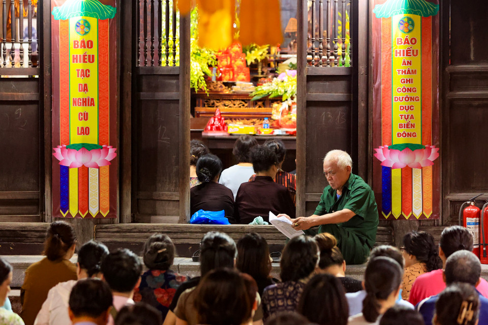 Hàng năm cứ đến dịp Rằm tháng Giêng và Rằm tháng 7 Âm lịch, chùa Phúc Khánh luôn đông Phật tử đến đăng ký làm lễ. (Ảnh: Hoài Nam/Vietnam+)