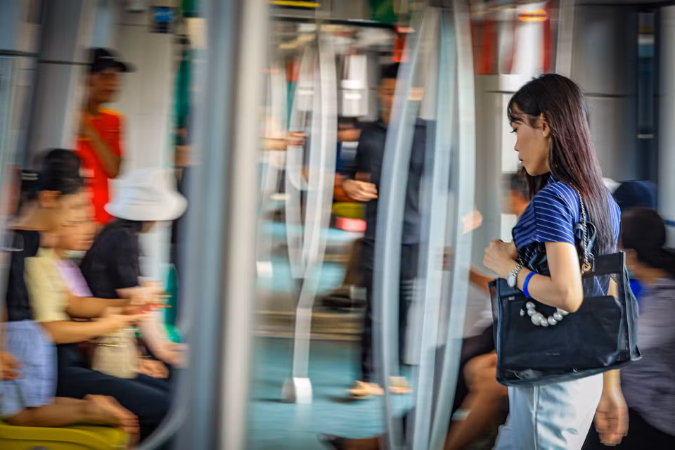 Rời bỏ những ngày chật vật vì tắc đường qua Hồ Tùng Mậu hay Xuân Thủy, Hải Vân tiết kiệm được nhiều thời gian khi đi tàu điện. (Ảnh: Hoài Nam/Vietnam+)