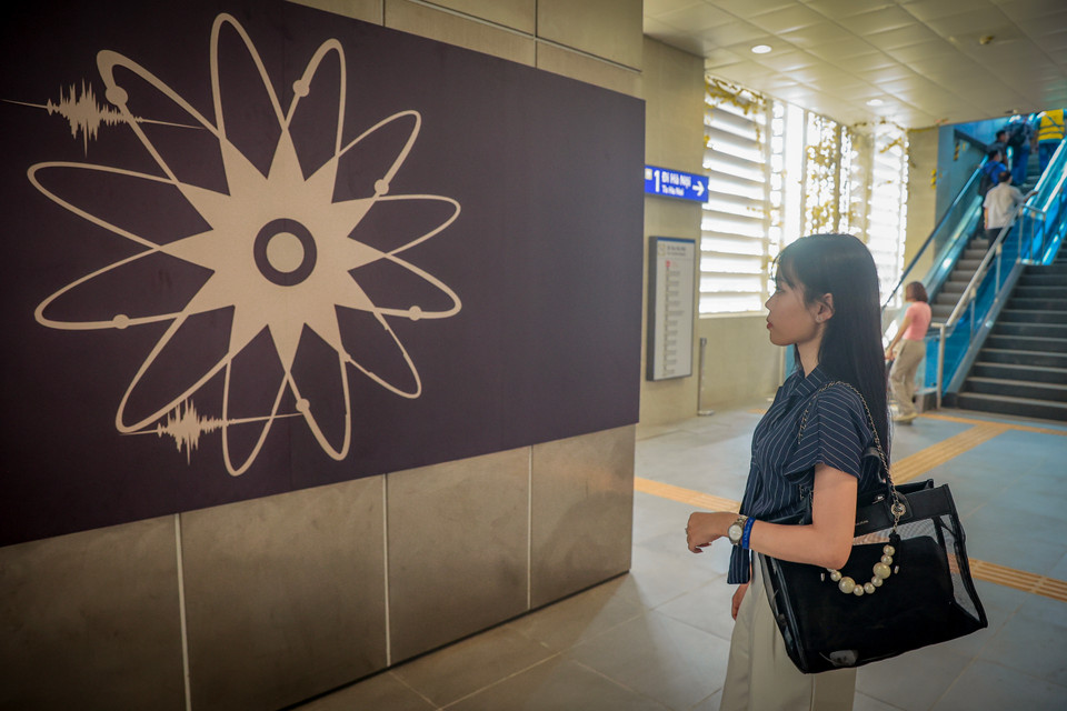 Bên cạnh đó, tại mỗi nhà ga tuyến metro Nhổn - ga Hà Nội được trang trí bởi những bức tranh họa tiết với ý nghĩa đặc biệt. Mỗi một biểu tượng gắn liền với khu vực nhà ga tọa lạc là một điểm nhấn với trải nghiệm của khách hàng. (Ảnh: Hoài Nam/Vietnam+)