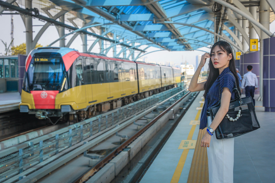 Không gian đợi tàu thoáng mát, sạch sẽ và luôn có nhân viên nhà ga nhắc nhở nếu người dân 'trót' đứng qua vạch an toàn. Với cảm nhận của Vân, chị cũng được rèn luyện về tính kỷ luật thời gian vì tàu chạy rất đúng giờ. (Ảnh: Hoài Nam/Vietnam+)