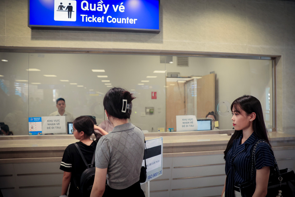 Sau 15 ngày miễn phí trải nghiệm, tuyến sẽ bắt đầu thu vé lượt và vé tháng. Mức giá hợp lý cho cả người đi học và đi làm là đánh giá của nhiều hành khách đã trải nghiệm trên những chuyến tàu này. (Ảnh: Hoài Nam/Vietnam+)