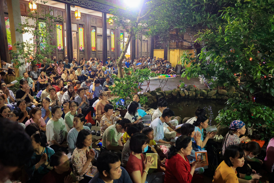 Trong văn hóa tín ngưỡng của người Việt, rằm tháng Bảy Âm lịch là một trong những ngày rằm lớn nhất, cũng là dịp lễ Vu Lan báo hiếu. (Ảnh: Hoài Nam/Vietnam+)