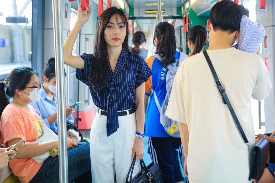 "Một tuần qua, tôi vẫn chưa hết cảm giác thích thú khi đứng trên tàu vừa mát vừa văn minh lịch sự, trước kia những ngày nắng mưa di chuyển bằng xe máy khi tắc đường rất vất vả," Vân chia sẻ. Không gian trên tàu lịch sự, văn minh và thoáng mát cũng là nhận xét của rất nhiều hành khách khác. (Ảnh: Hoài Nam/Vietnam+)