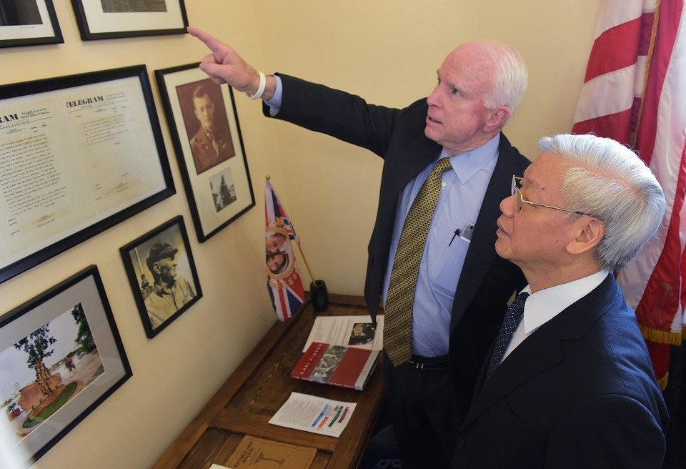 Cha của ông McCain cũng từng là chỉ huy Hải quân Mỹ và ông McCain đã giải thích với Tổng bí thư Nguyễn Phú Trọng vì sao chiếc tàu sân bay thuộc Hạm đội 7 lại được mang tên ông nội và cha của ông. Chiếc tàu này đã tới thăm Đà Năng năm 2010, và là “biểu tượng cho mối quan hệ Việt – Mỹ,” theo lời ông McCain.(Nguồn:AFP)