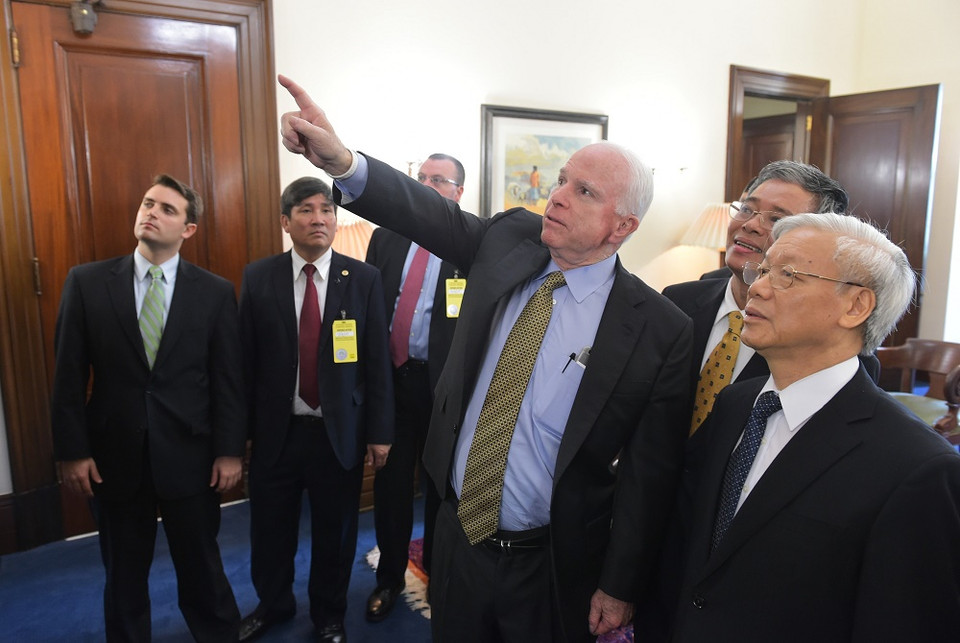Một ngày sau cuộc gặp lịch sử với Tổng thống Hoa Kỳ Barack Obama tại Nhà Trắng, ngày 8/7, Tổng bí thư Nguyễn Phú Trọng đã có cuộc làm việc với các nghị sĩ Hoa Kỳ tại Đồi Capitol, gặp gỡ Thượng nghị sĩ John McCain. (Nguồn:AFP)