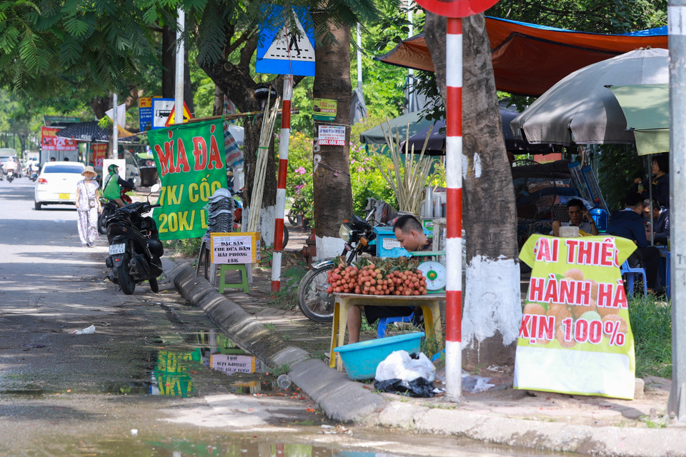 Đây là hình ảnh các hàng quán ven đường thuộc quận Hoàng Mai. Những hình ảnh như thế này vẫn còn tồn tại trên nhiều tuyến phố khác thuộc các quận như Thanh Xuân, Đống Đa, Hà Đông. (Ảnh: Hoài Nam/Vietnam+)