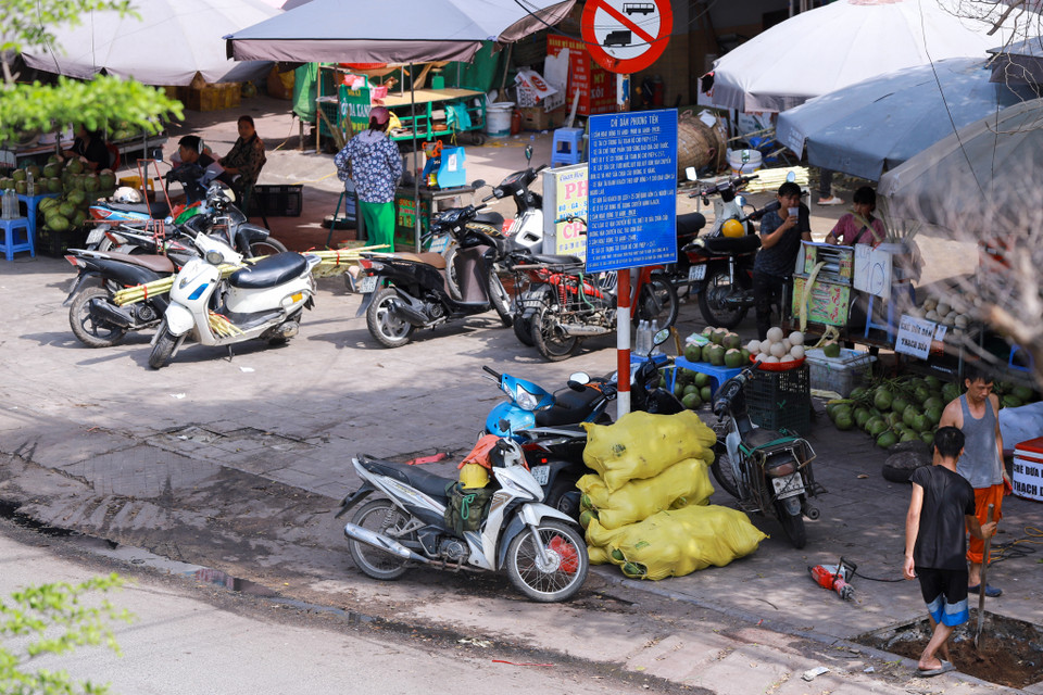 Hoạt động buôn bán khu vực này luôn tấp nập, hàng hóa và xe cộ để bừa bãi trên vỉa hè gây mất mỹ quan đô thị. (Ảnh: Hoài Nam/Vietnam+)
