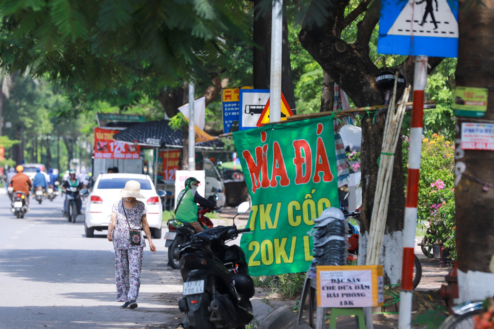 Nhiều tuyến phố lại tái diễn cảnh người đi bộ ngậm ngùi bước dưới lòng đường vì vỉa hè không còn chỗ. (Ảnh: Hoài Nam/Vietnam+)