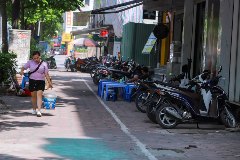 Theo ghi nhận của phóng viên Báo Điện tử VietnamPlus sáng ngày 16/6/2023, trên nhiều tuyến phố người dân đã chấp hành nghiêm chỉnh các quy định về sử dụng lòng đường và vỉa hè. (Ảnh: Hoài Nam/Vietnam+)