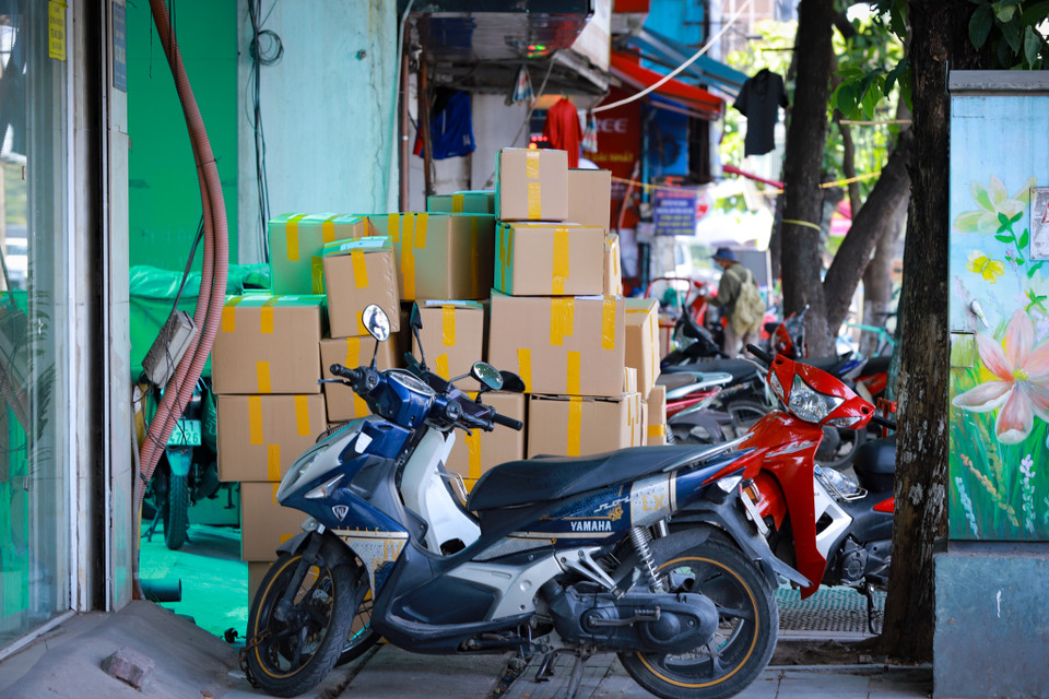 Thậm chí có những đoạn trên đường Giải Phóng, người dân hô biến vỉa hè thành ‘kho hàng’ tạm thời. (Ảnh: Hoài Nam/Vietnam+)