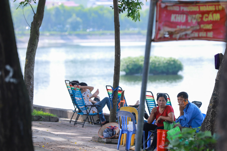 Cách đó không xa là tuyến phố Nguyễn Hữu Thọ (Hoàng Mai, Hà Nội) cũng bị lấn chiếm vỉa hè ven đường và ven hồ Linh Đàm. (Ảnh: Hoài Nam/Vietnam+)
