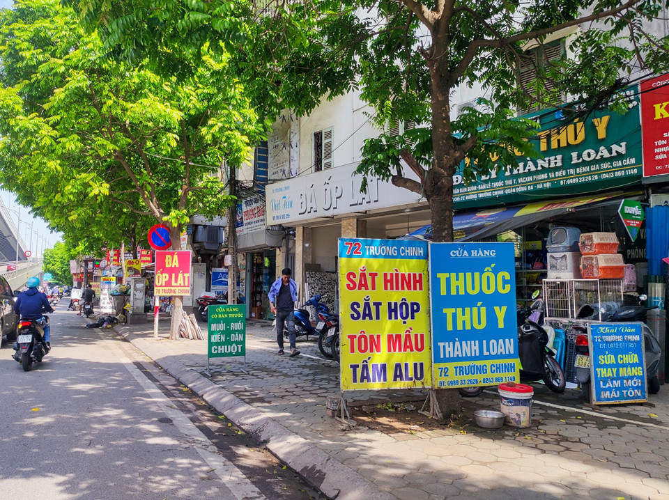 Tuy nhiên, nhiều nơi lòng đường và vỉa hè vẫn chưa đi vào nền nếp. (Ảnh: Hoài Nam/Vietnam+)