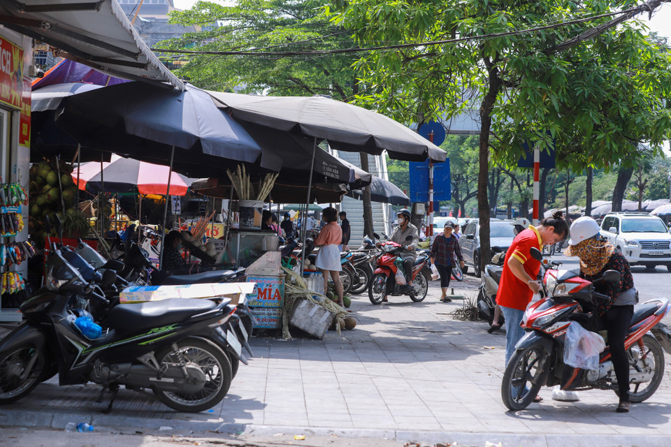 Dẫu vẫn biết quản lý sử dụng vỉa hè lòng đường phải gắn với sinh kế của người dân, tuy nhiên ý thức người dân cũng vô cùng quan trọng trong việc sử dụng vỉa hè sao cho hợp tình, hợp lý. (Ảnh: Hoài Nam/Vietnam+)