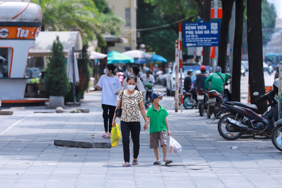 Sau giai đoạn tổng kiểm tra, tuyên truyền và kèm theo xử lý vi phạm về lấn chiếm vỉa hè, lòng đường thì bộ mặt của hè phố Hà Nội đã có chuyển biến tích cực. (Ảnh: Hoài Nam/Vietnam+)