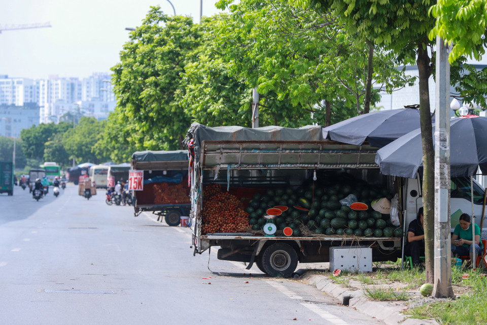Dọc đường Nguyễn Xiển (Hà Nội) có rất nhiều tiểu thương vẫn lấn chiếm cả vỉa hè và lòng đường để buôn bán. (Ảnh: Hoài Nam/Vietnam+)