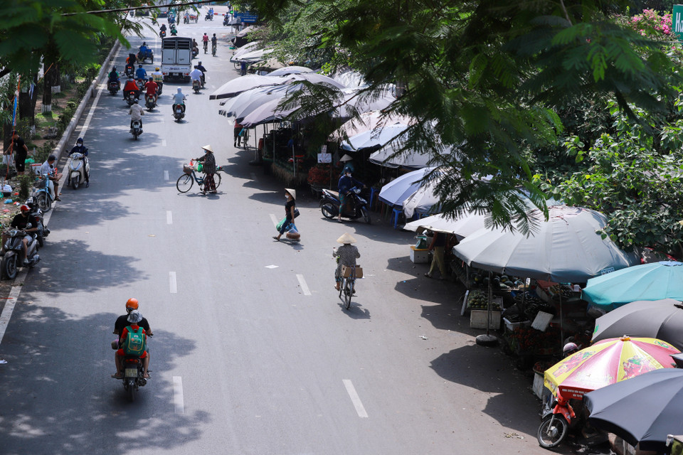 Khu vực chợ đầu mối phía Nam (Hoàng Mai, Hà Nội) vẫn còn tình trạng ‘ngổn ngang’ từ vỉa hè xuống tận dưới lòng đường. (Ảnh: Hoài Nam/Vietnam+)