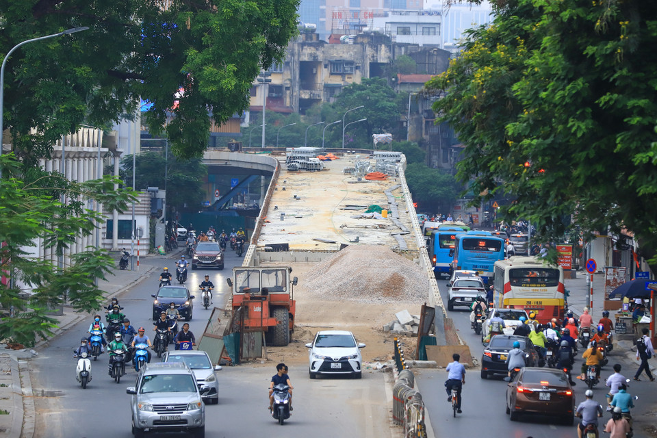 Cầu vượt nút giao Chùa Bộc-Phạm Ngọc Thạch dài khoảng 320m, được khởi công từ tháng 10/2021 đến nay đã bước vào những giai đoạn hoàn thiện cuối cùng. (Ảnh: Hoài Nam/Vietnam+)