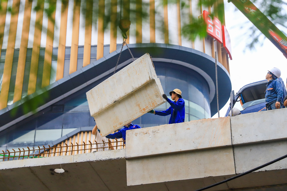 Do mặt bằng công trường thi công chật hẹp, phương tiện lưu thông đông đúc khiến việc triển khai dự án gặp nhiều khó khăn. (Ảnh: Hoài Nam/Vietnam+)