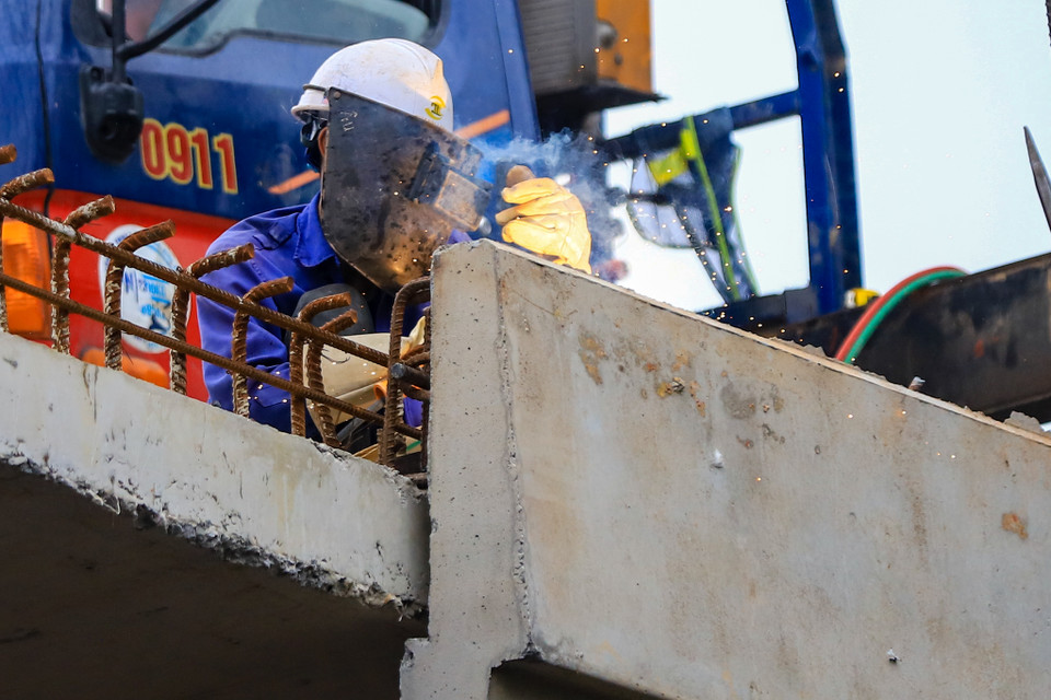 Tại công trường, công nhân đang tập trung hoàn tất các công đoạn cuối cùng của cầu vượt chữ C. (Ảnh: Hoài Nam/Vietnam+)