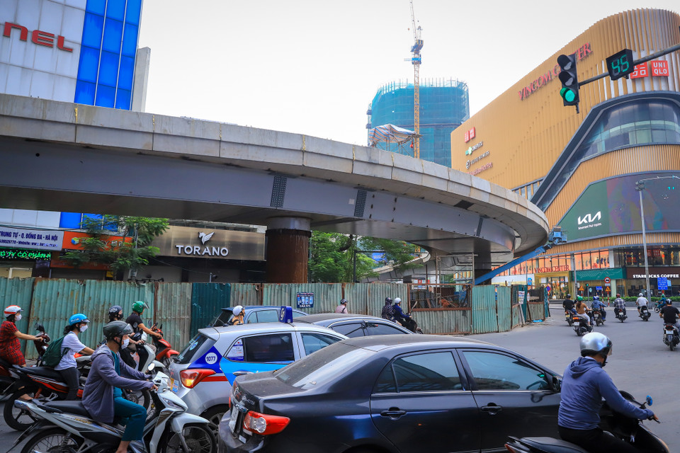 Theo kế hoạch, dự án cầu vượt chữ C sẽ được thông xe trong tháng 6/2022, tuy nhiên do gặp khó khăn trong việc di chuyển công trình ngầm nổi, đồng thời bị gián đoạn nhiều lần do ảnh hưởng của dịch COVID-19 đã khiến dự án bị chậm tiến độ. (Ảnh: Hoài Nam/Vietnam+)