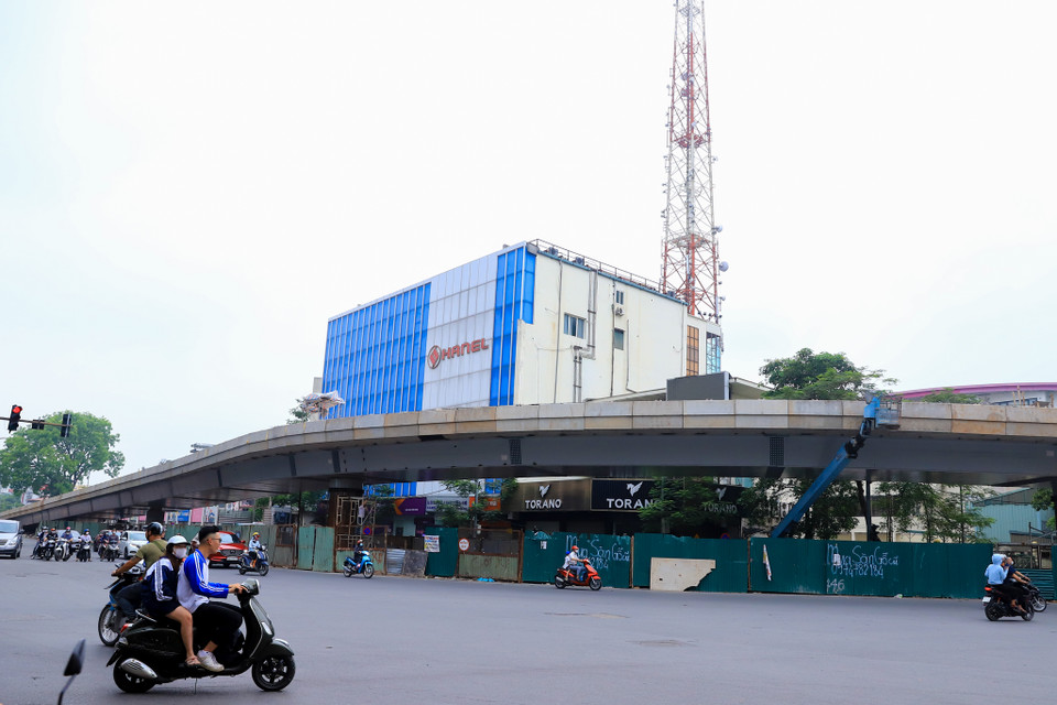 Theo ghi nhận của phóng viên Báo Điện tử VietnamPlus ngày 24/5, cầu vượt nút giao Chùa Bộc-Phạm Ngọc Thạch với nhiều hạng mục đã được hoàn thành như mố cầu và các trụ, lắp dựng xong 9/9 nhịp kết cấu dầm thép, đổ bêtông bản mặt cầu. (Ảnh: Hoài Nam/Vietnam+)