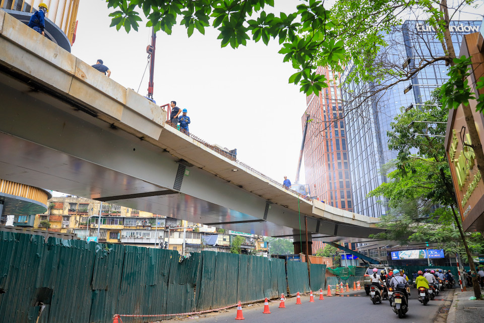 Vào tháng 6, dự án sẽ hoàn thiện hệ thống lan can và chiếu sáng, thoát nước trên cầu. Dự kiến, dự án sẽ thông xe vào ngày 25/6/2023. (Ảnh: Hoài Nam/Vietnam+)