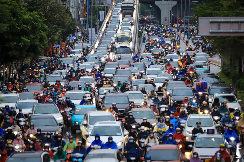 Tại khu vực đường Vành đai 2.5 đổ về Ngã Tư Sở một lượng lớn phương tiện. (Ảnh: Hoài Nam/Vietnam+)