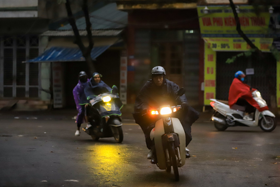 Nhiệt độ tại thời điểm 6 giờ sáng khoảng 14 độ C kèm theo mưa nhỏ. (Ảnh: Hoài Nam/Vietnam+)
