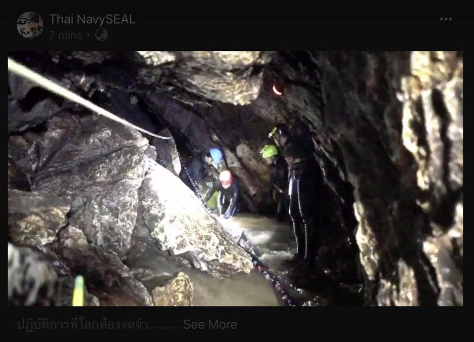 Đoạn video còn cho thấy những khó khăn mà các thợ lặn cùng các cậu bé phải đối mặt, bởi lối đi trong hang nhiều đoạn vô cùng hẹp, khúc khuỷu.