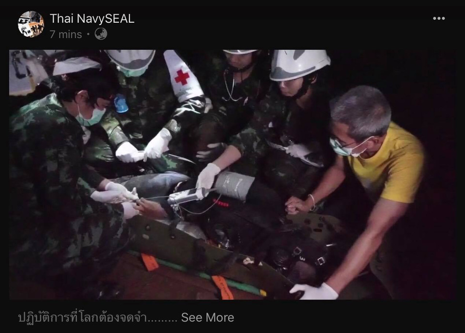 Hình ảnh trong đoạn video cho thấy, đội thợ lặn đã bắc những ròng rọc dọc theo đường đi, và đặt các thành viên đội Lợn Rừng nằm trên cáng để đưa ra ngoài.