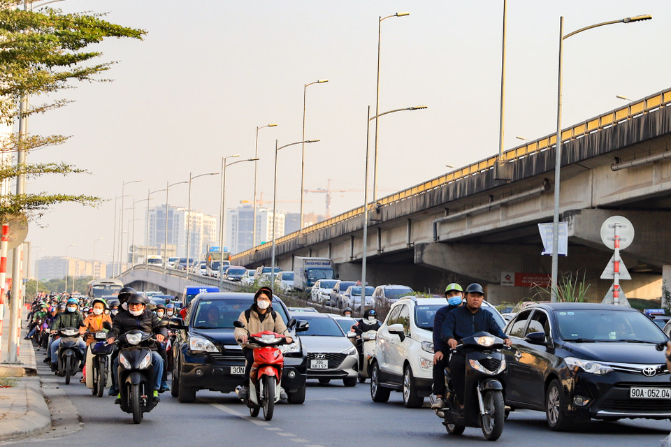 Đường quanh khu vực hồ Linh Đàm và đường vành đai 3 trên cao, lượng lớn phương tiện ùn ùn hướng về trung tâm Thành phố Hà Nội. (Ảnh: Hoài Nam/Vietnam+)