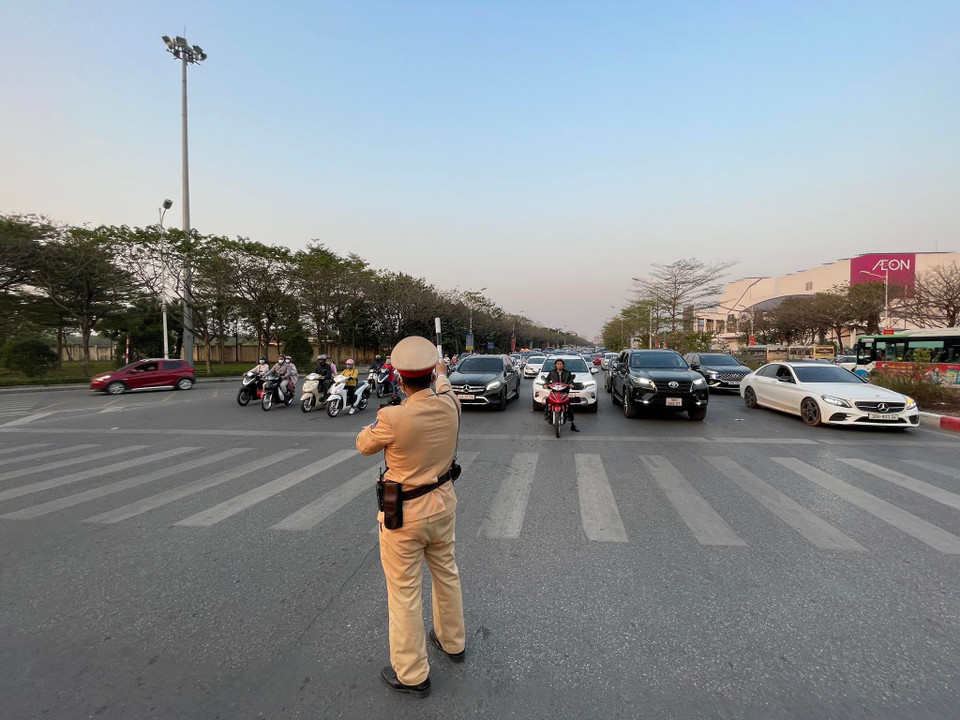 Lực lượng chức năng tập trung điều hướng, phân bổ các phương tiện di chuyển để tránh ùn tắc. (Ảnh: Minh Hiếu/Vietnam+)