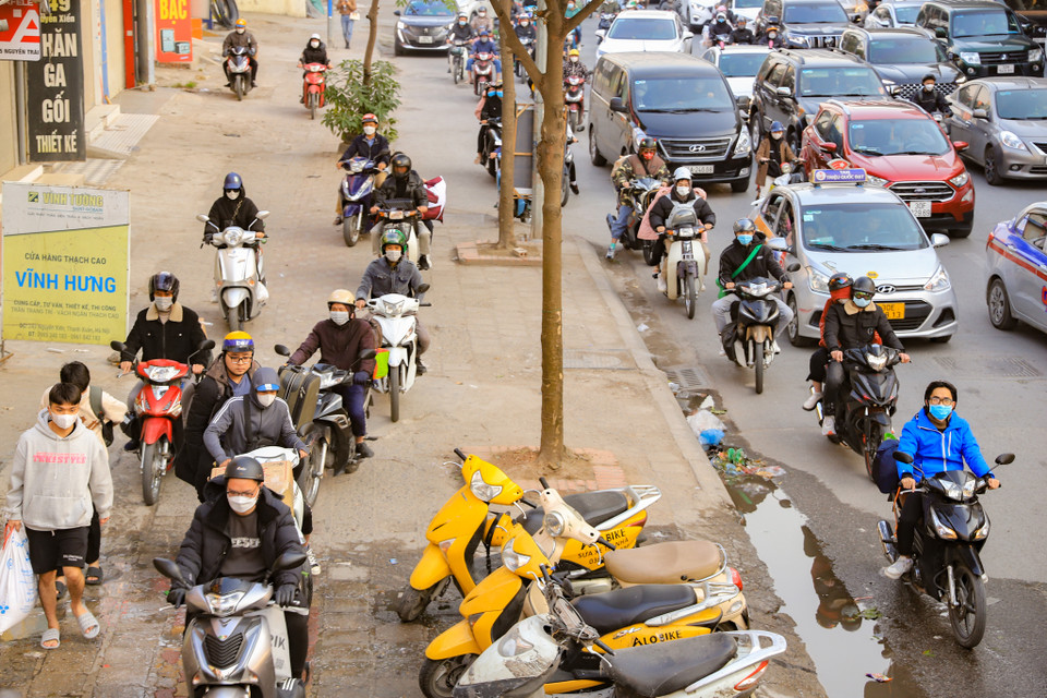 Người dân nối đuôi nhau từ lòng đường lên vỉa hè để nhanh chóng thoát khỏi chỗ đông người. (Ảnh: Hoài Nam/Vietnam+)