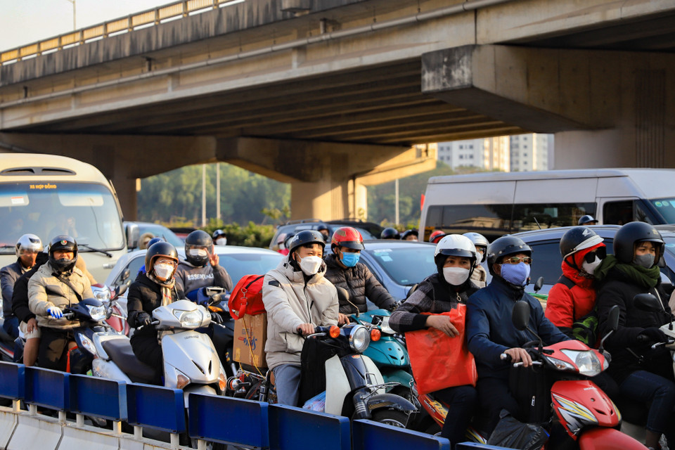 Những gương mặt mệt mỏi của người tham gia giao thông sau chuyến đi dài lại gặp cảnh tắc đường. (Ảnh: Hoài Nam/Vietnam+)
