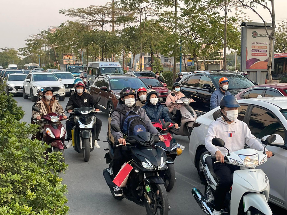 Tại đây xảy ra ùn tắc nhẹ hướng Cổ Linh-Đàm Quang Trung đi hướng cầu Vĩnh Tuy vào nội thành Hà Nội. Đại diện Đội cảnh sát giao thông số 5 cho biết lưu lượng giao thông chiều nay đông hơn thời điểm buổi sáng. (Ảnh: Minh Hiếu/Vietnam+)