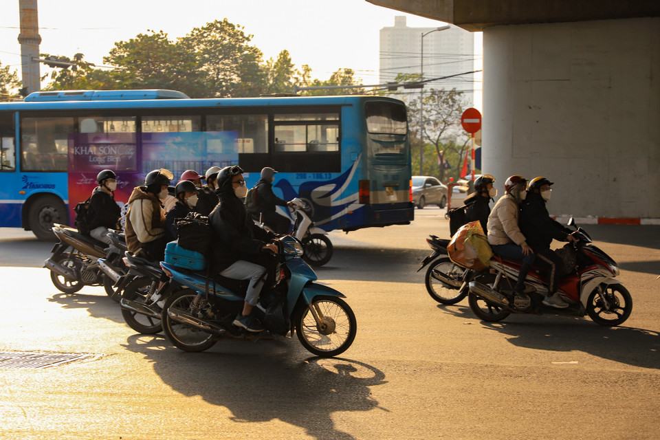 Nhiều sinh viên hôm nay mới trở lại Hà Nội để học tập theo lịch của nhà trường; noài ra, một số doanh nghiệp cho người lao động nghỉ thêm một ngày (mồng 6 Tết) nên mai mới trở thành ngày đi làm chính thức. Bởi vậy, lượng người về Thủ đô trong chiều 29/1 là khá đông (Ảnh: Hoài Nam/Vietnam+)
