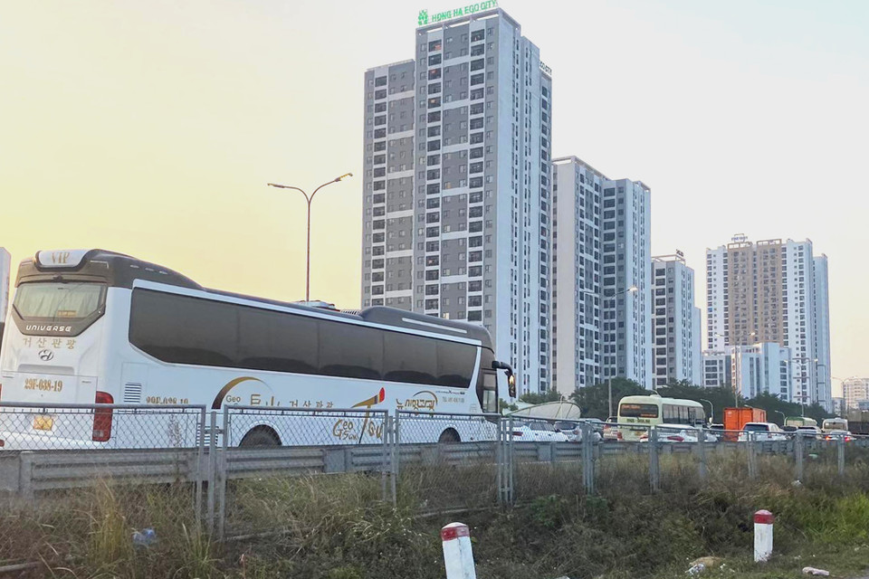 Cao tốc Pháp Vân- Cầu Giẽ ùn tắc, phương tiện lăn bánh rất chậm. Thậm chí tại đường gom cao tốc, có nhiều đoạn tắc cứng do nhiều ôtô di chuyển (Ảnh: PV/Vietnam+)