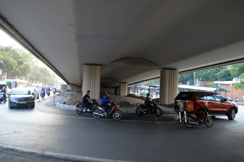 Các phương tiện chiều cao dưới 3,5m được phép lưu thông dưới gầm cầu vượt Ngã Tư Sở. (Ảnh: PV/Vietnam+)