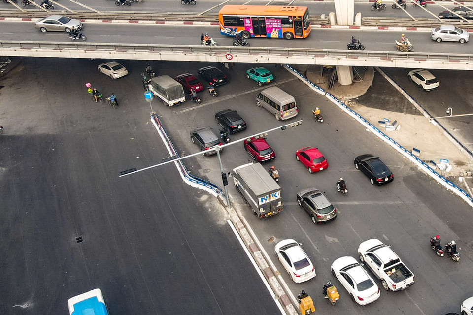 Theo phương án tổ chức thí điểm phân luồng giao thông mới, các phương tiện từ Trường Chinh có nhu cầu rẽ trái đi Nguyễn Trãi hoặc quay đầu thì đi trên 4 làn sát dải phân cách tại phần đường cũ. (Ảnh: PV/Vietnam+)