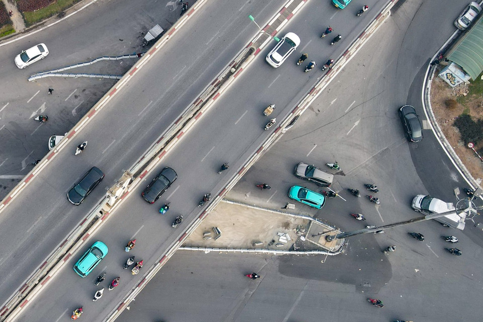 Cùng với đó, các phương tiện từ Trường Chinh có nhu cầu rẽ phải đi Tây Sơn đi trên 1 làn sát với vỉa hè. (Ảnh: PV/Vietnam+)