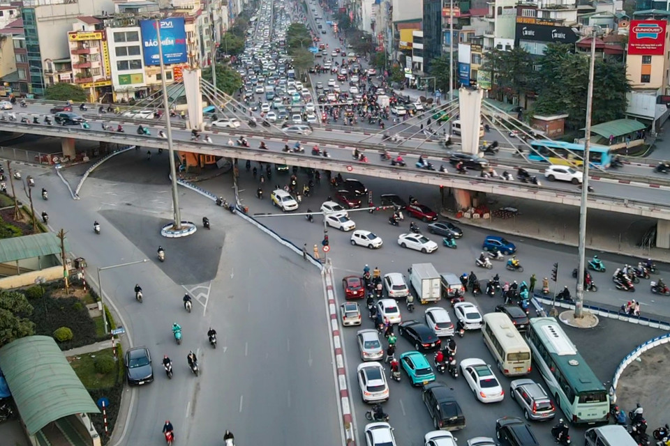 Sau đó người tham gia giao thông có thể đi thẳng về đường Láng hoặc rẽ phải để đi Tây Sơn. Cấm các phương tiện rẽ trái trên đường Láng đi đường Tây Sơn. (Ảnh: PV/Vietnam+)