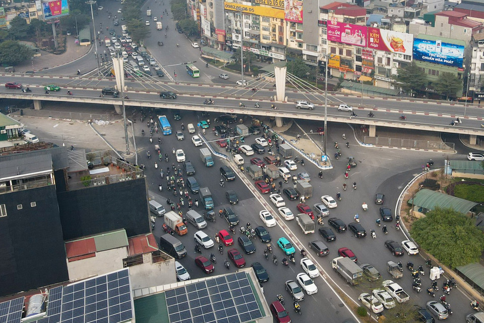 Theo phương án tổ chức mới, Các phương tiện muốn rẽ trái trên đường Láng đi Tây Sơn đi thẳng qua nút và quay đầu tại điểm quay đầu đường Trường Chinh (cách nút giao 760m). (Ảnh: PV/Vietnam+)