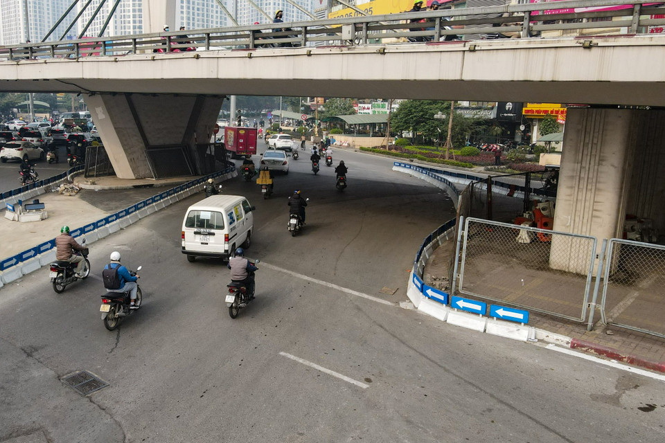 Các phương tiện di chuyển từ Trường Chinh sang Láng đi vào làn mới mở dưới gầm cầu Ngã Tư Sở và di chuyển liên tục không dừng đèn đỏ. (Ảnh: PV/Vietnam+)
