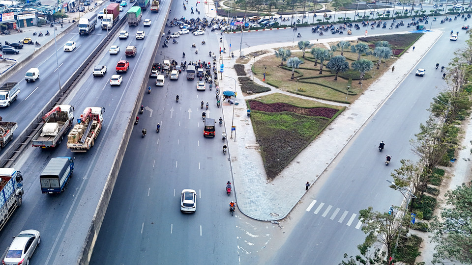 Chị Nguyễn Thị Kim Ngân, sinh sống tại chung cư Eco Dream ngõ 300 Nguyễn Xiển cảm thấy rất bất bình vì hằng ngày đi làm phải đối diện với dòng phương tiện đi ngược chiều. (Ảnh: Hoài Nam/Vietnam+)