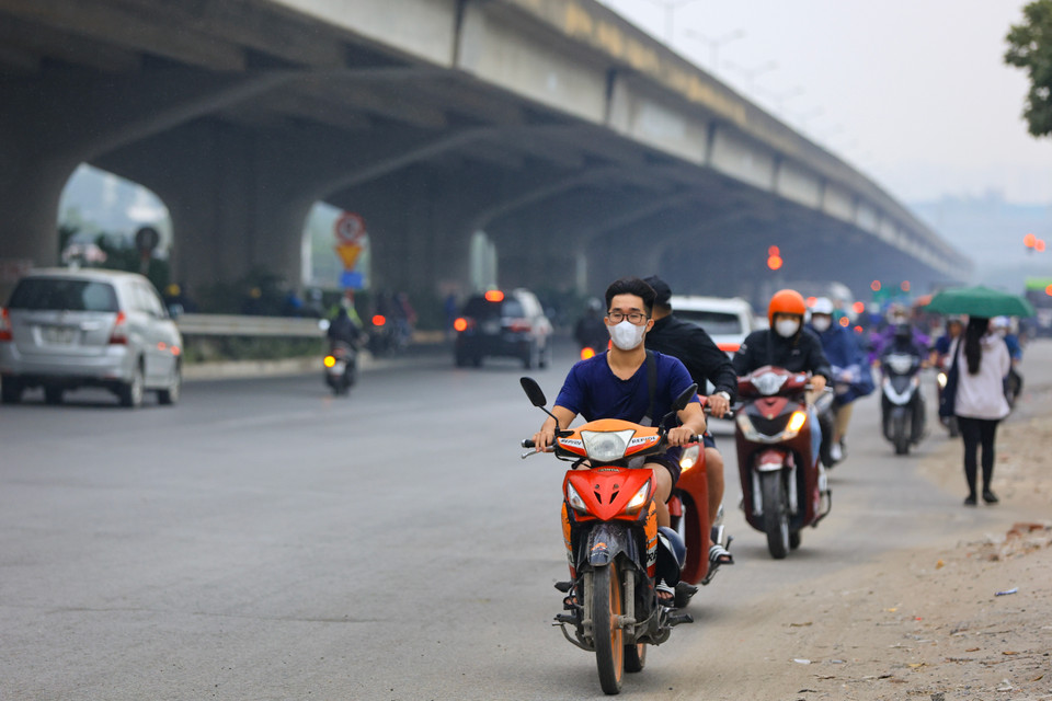 Thậm chí một số người điều khiển phương tiện đi ngược chiều còn không đội mũ bảo hiểm. (Ảnh: Hoài Nam/Vietnam+)