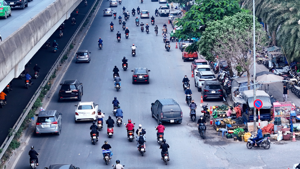 Theo ghi nhận vào sáng 6/12, có rất nhiều người dân ngược dòng phương tiện vào giờ cao điểm. (Ảnh: Hoài Nam/Vietnam+)